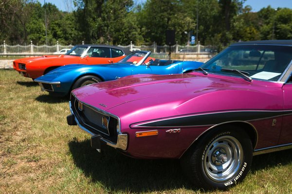 Comment porter une jupe plissée avec élégance sans tomber dans le formel ?